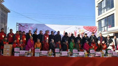 鄉(xiāng)得旺食品為貧困戶送去愛心物品祝賀他們終于圓了十幾年的新居夢(mèng)